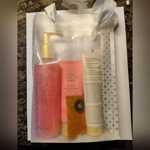 Mary Kay Gift Set with Bag NEW